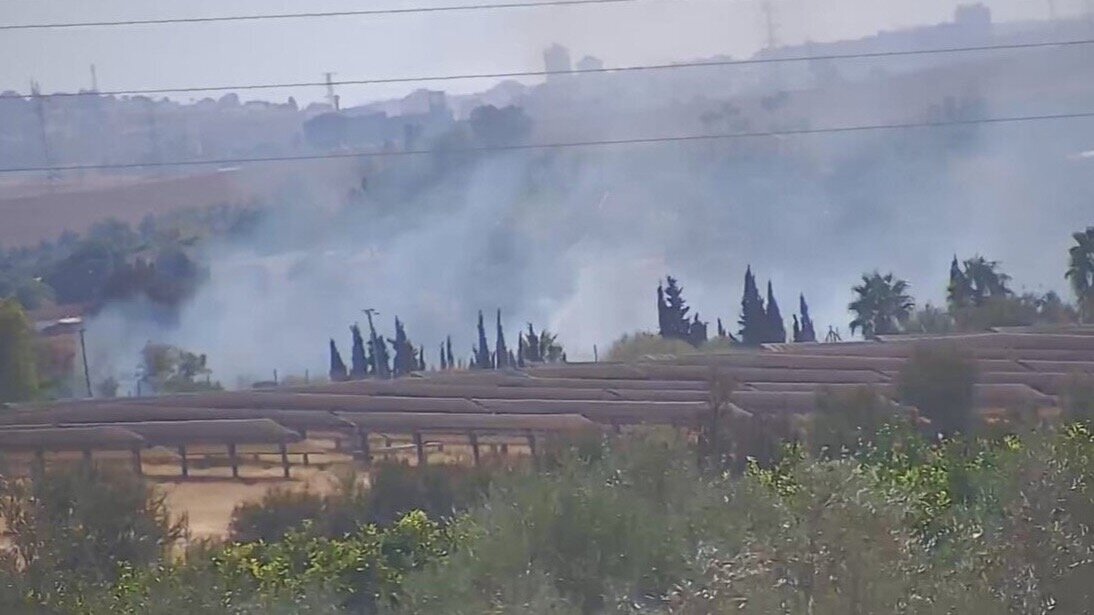 Susto en la A-49 por un incendio en un camino rural cerca de la Ribera