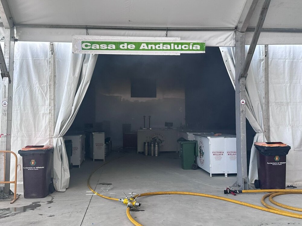 Un herido en el incendio de la caseta de la Casa de Andalucía