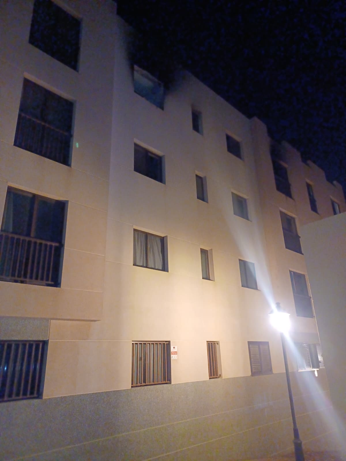 Incendio en un edificio de Arrecife: un hombre trasladado al hospital por inhalación de humo