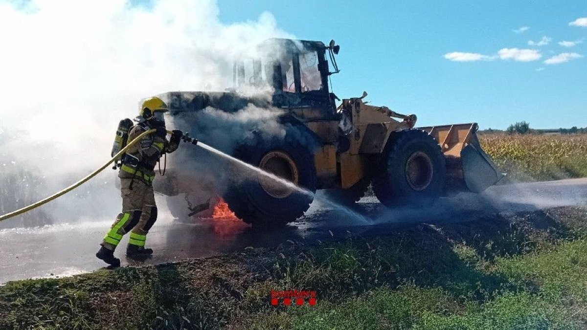 Incendio en una pala cargadora en Fondarella moviliza a los Bomberos de la Generalitat
