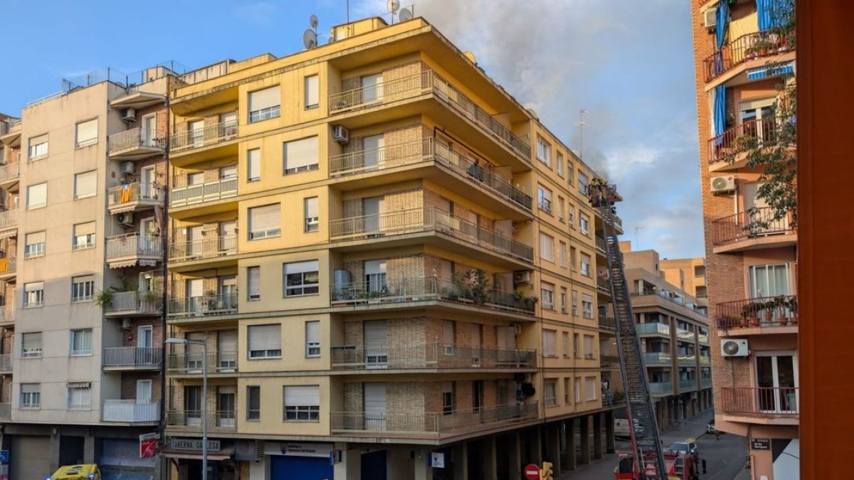 Incendio en vivienda de Lleida deja dos familias realojadas y 18 personas afectadas por inhalación de humo