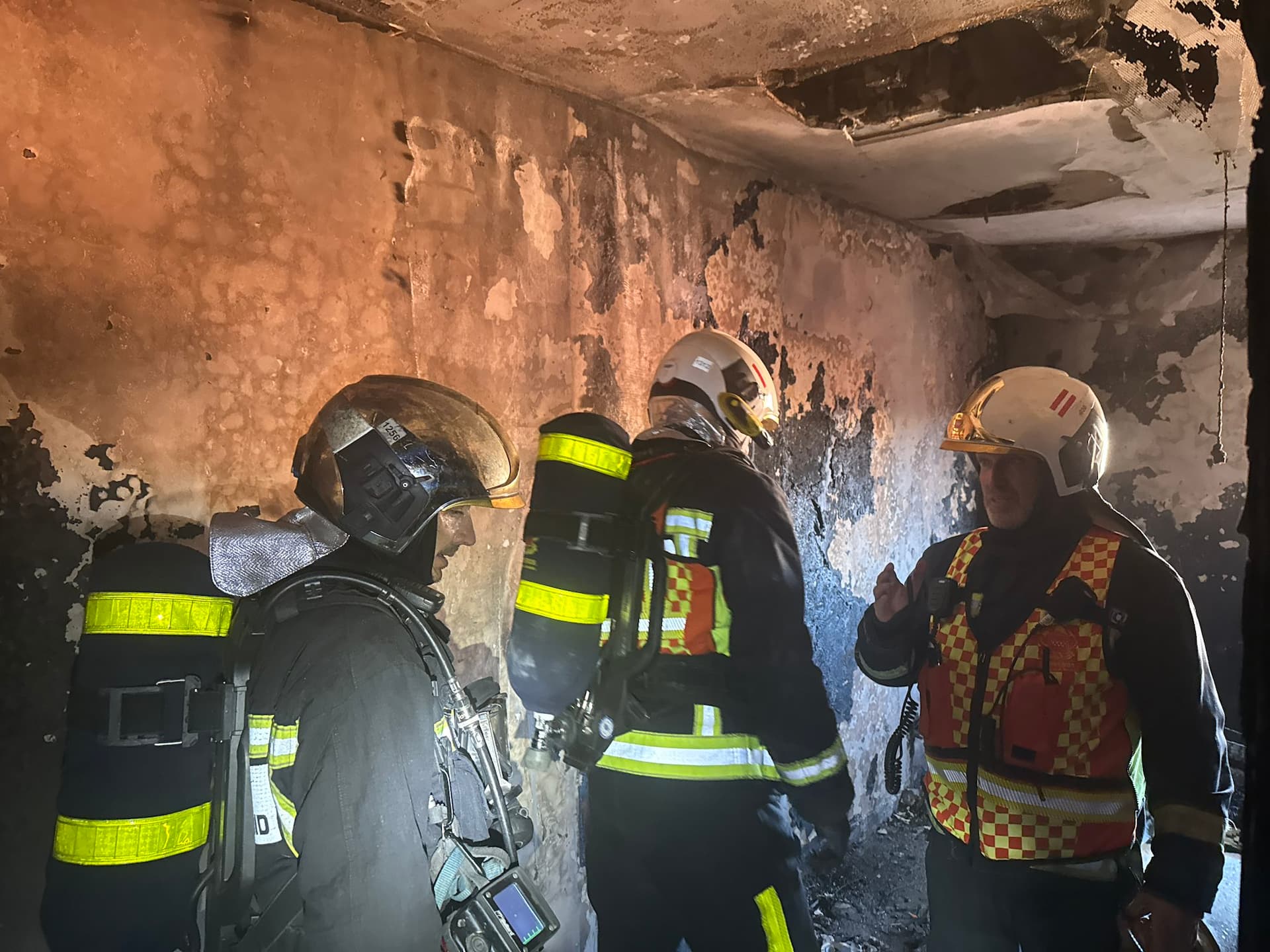 El incendio de una vivienda obliga a desalojar un edificio en Rivas