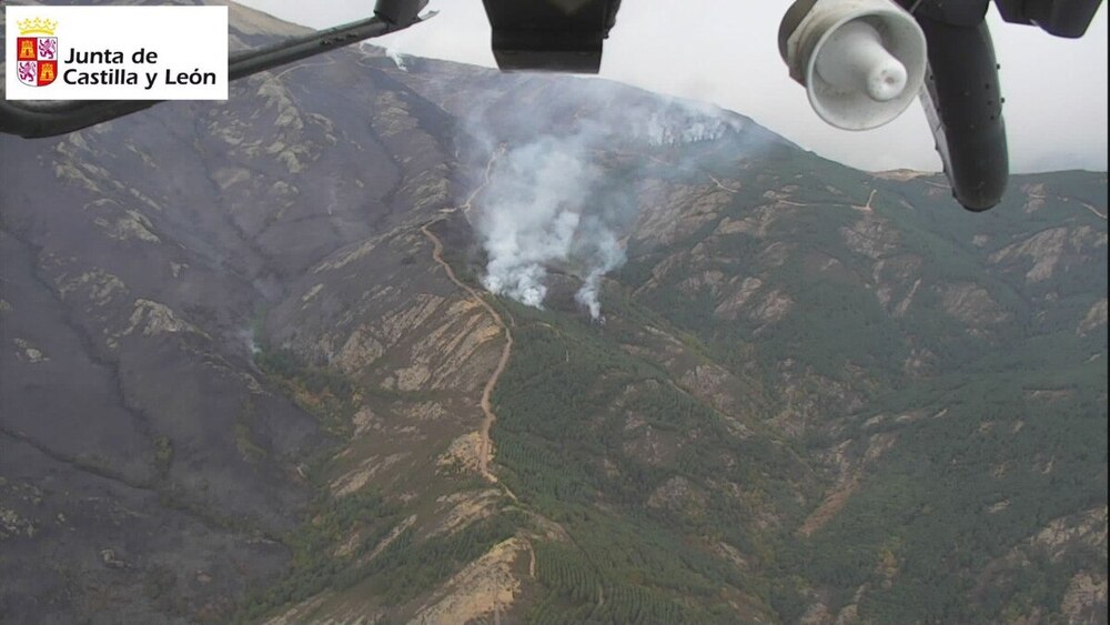 La Junta reconoce que la extinción del incendio es "compleja"