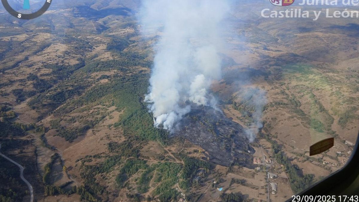 Incendio forestal en Riello moviliza a treinta efectivos aéreos y terrestres