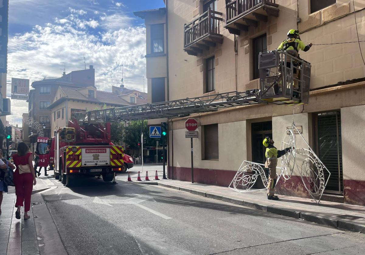 Segundo susto en una semana: las luces de fiestas se vuelven a caer en Aranda