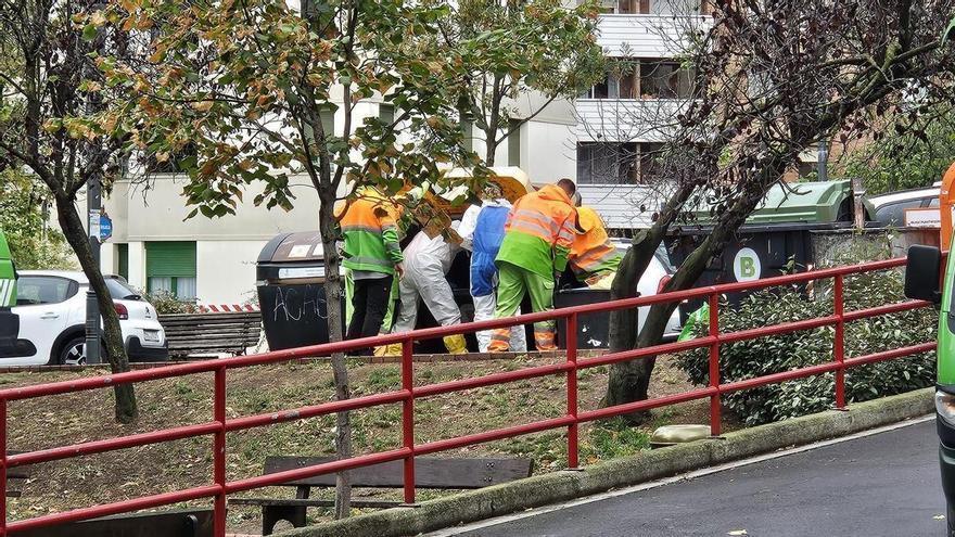 Investigadores buscan en contenedores el arma homicida en crimen de Solokoetxe: no se conocían víctima y agresores.