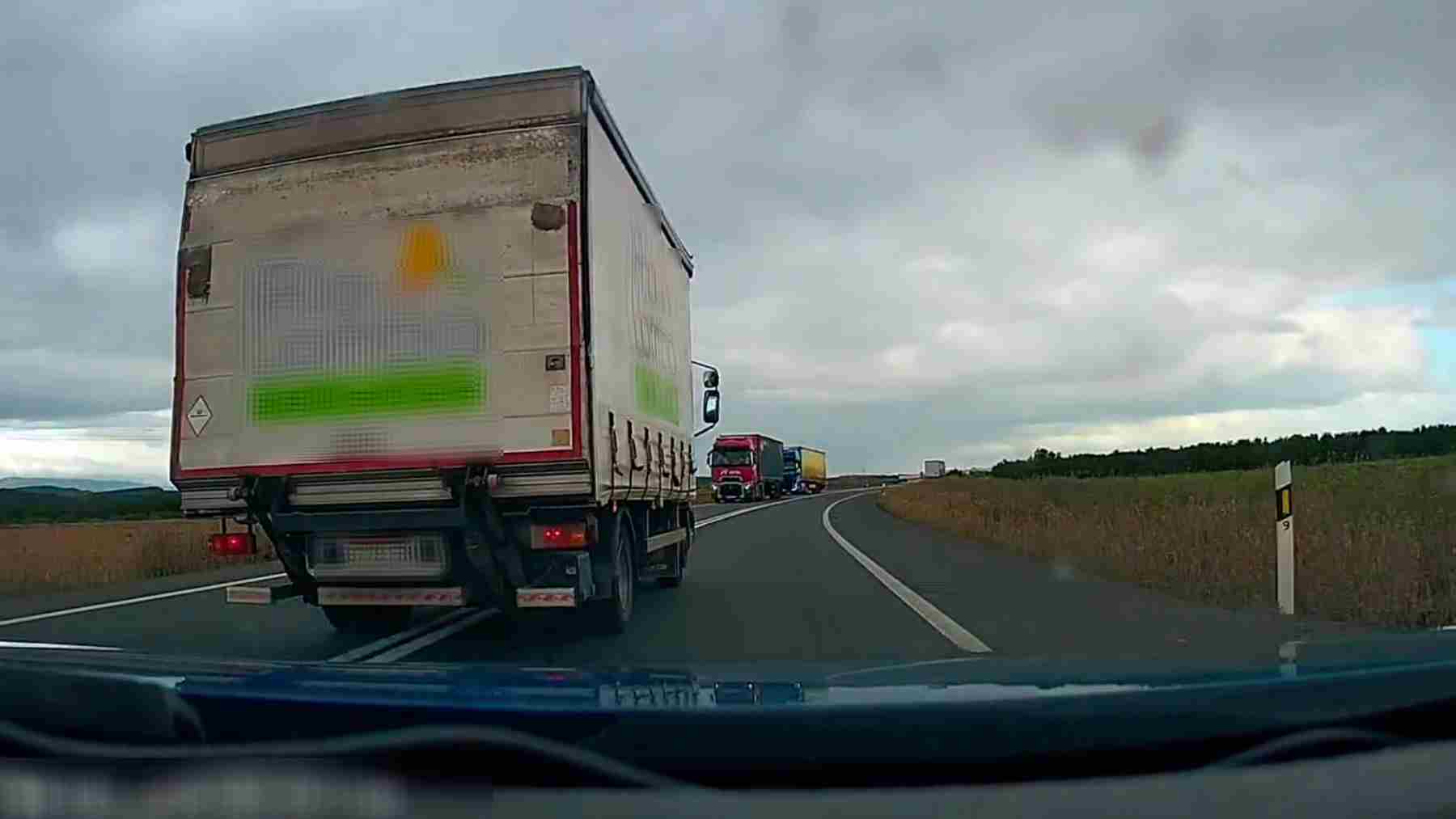 VÍDEO | El temerario adelantamiento que pudo acabar en tragedia en Navarra: le cazaron por un Tiktok