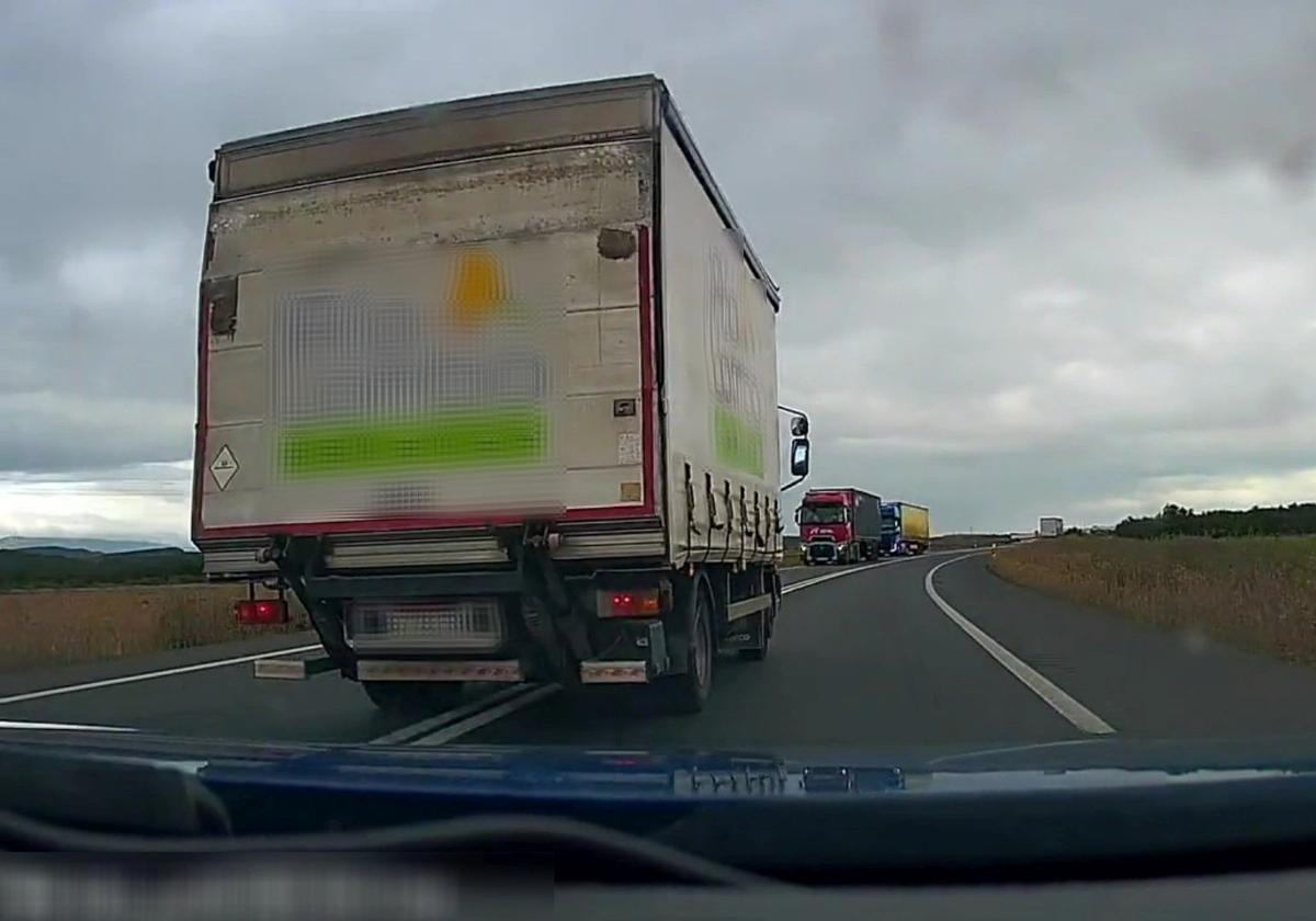 Identificado un conductor que hizo un peligroso adelantamiento en la N‑232 y fue publicado en TikTok