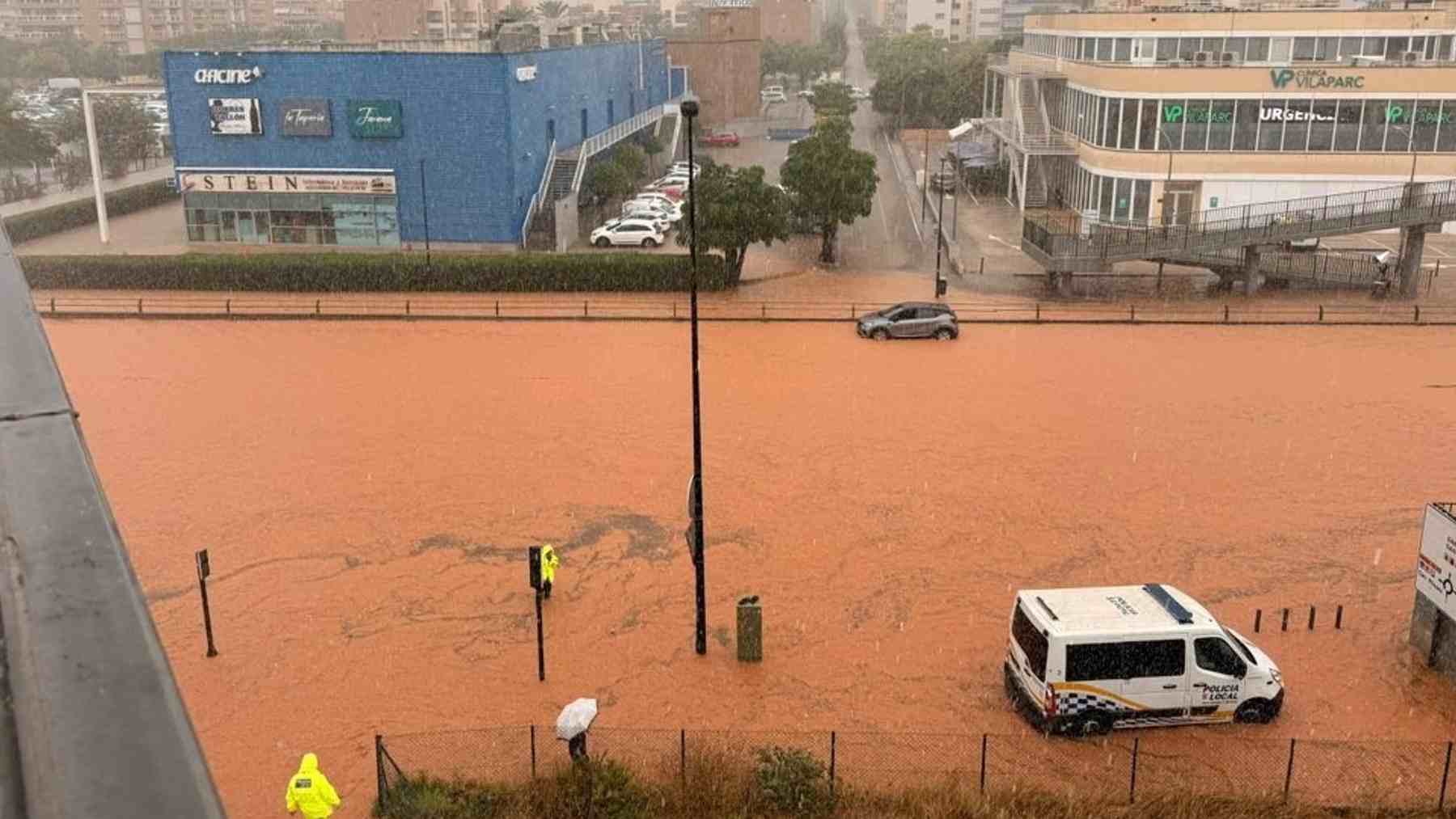 La tormenta azota con fuerza la isla de Ibiza y provoca inundaciones y cortes de carreteras