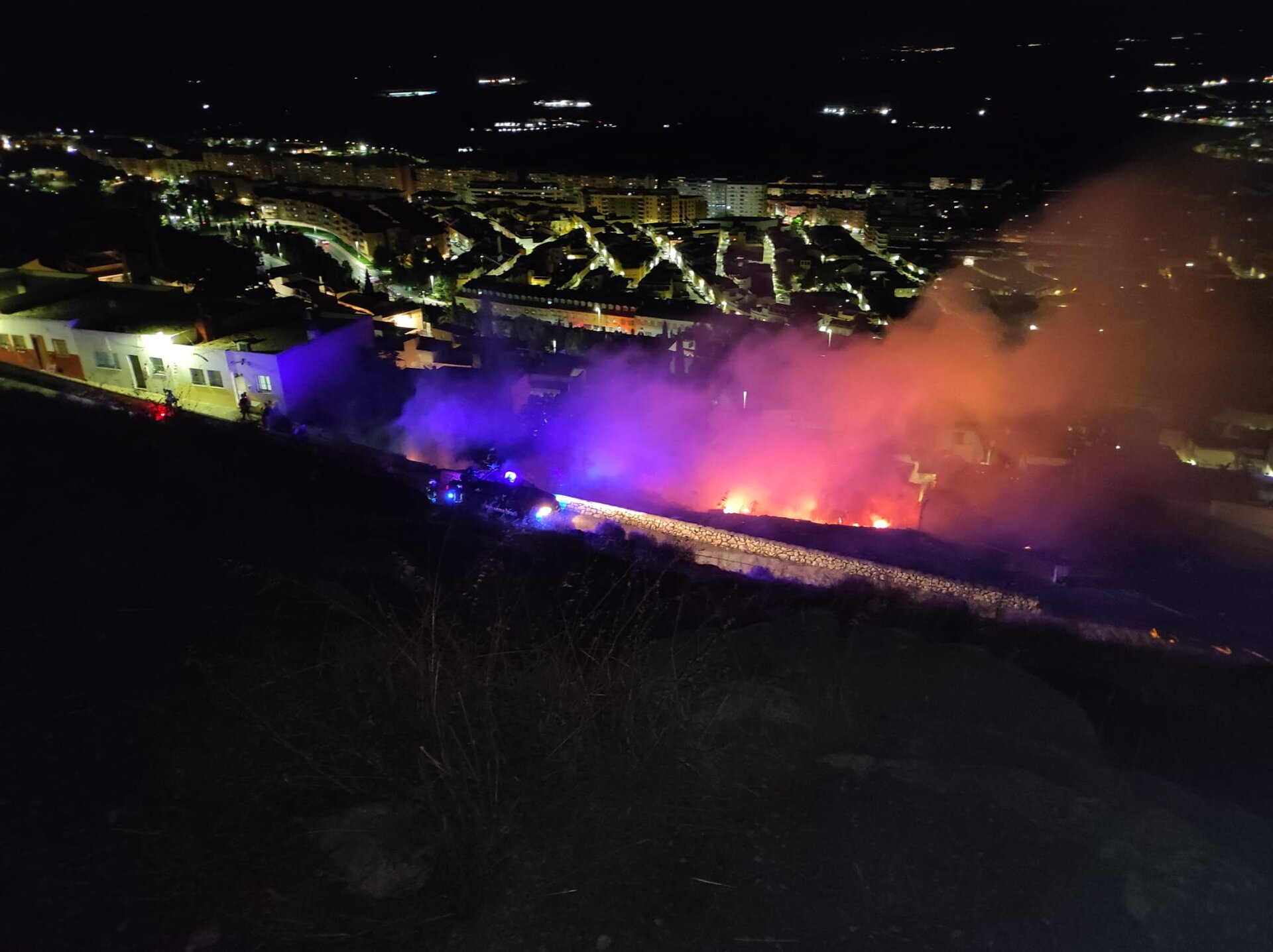 Un incendio en la falda del Castillo moviliza al Infoca y a los Bomberos