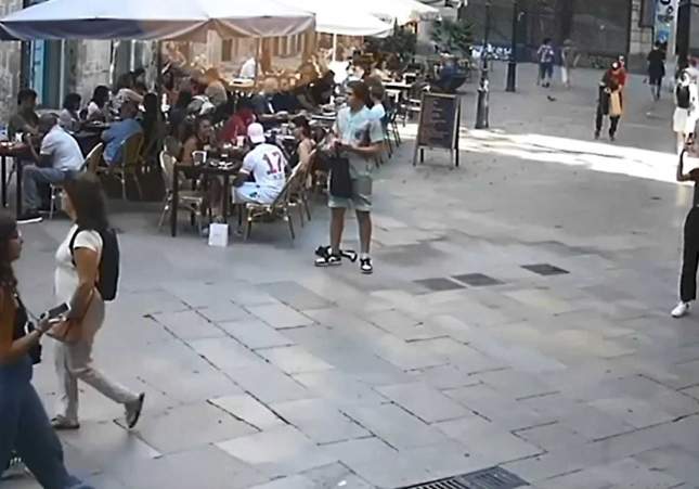 Los ladrones de Barcelona perfeccionan su técnica para robar a turistas en terrazas: un método sencillo pero efectivo