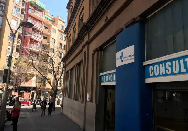 Médico acusado de secuestrar a paciente sigue trabajando en Hospital Dos de Maig de Barcelona