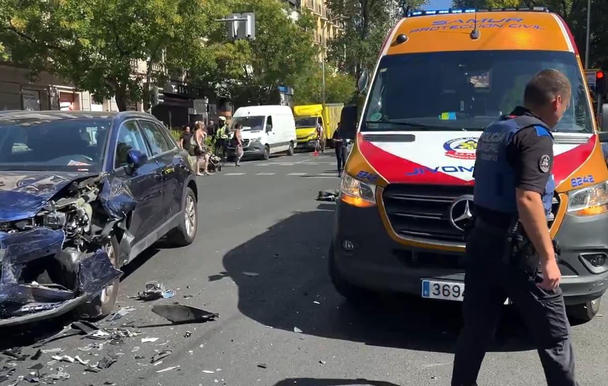Una herida grave en un accidente entre una moto y un coche en Chamberí