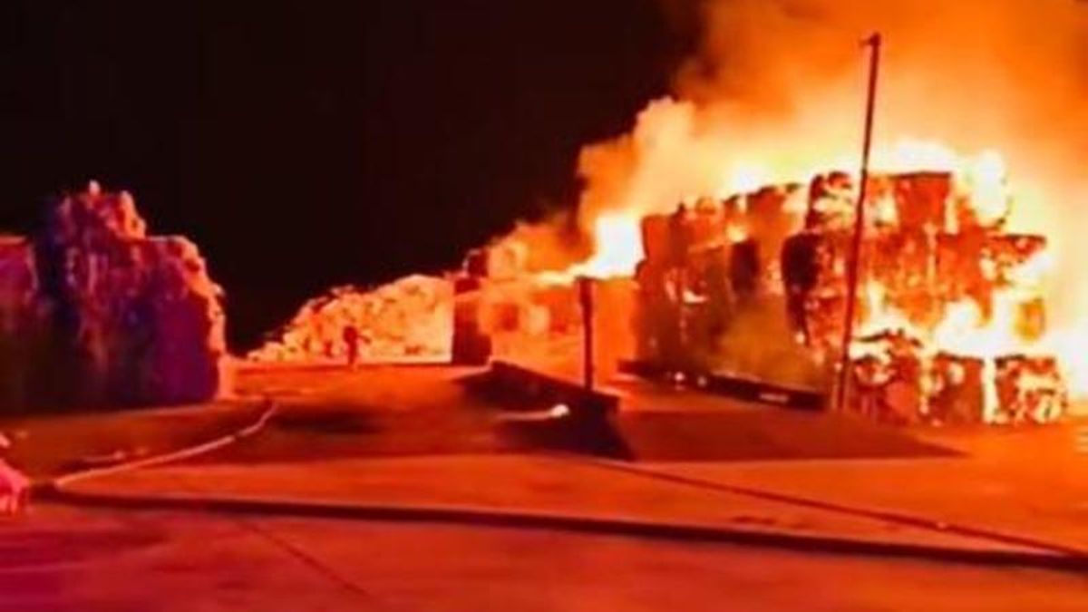 Incendio en una planta de reciclaje próxima a Antimio de Arriba.