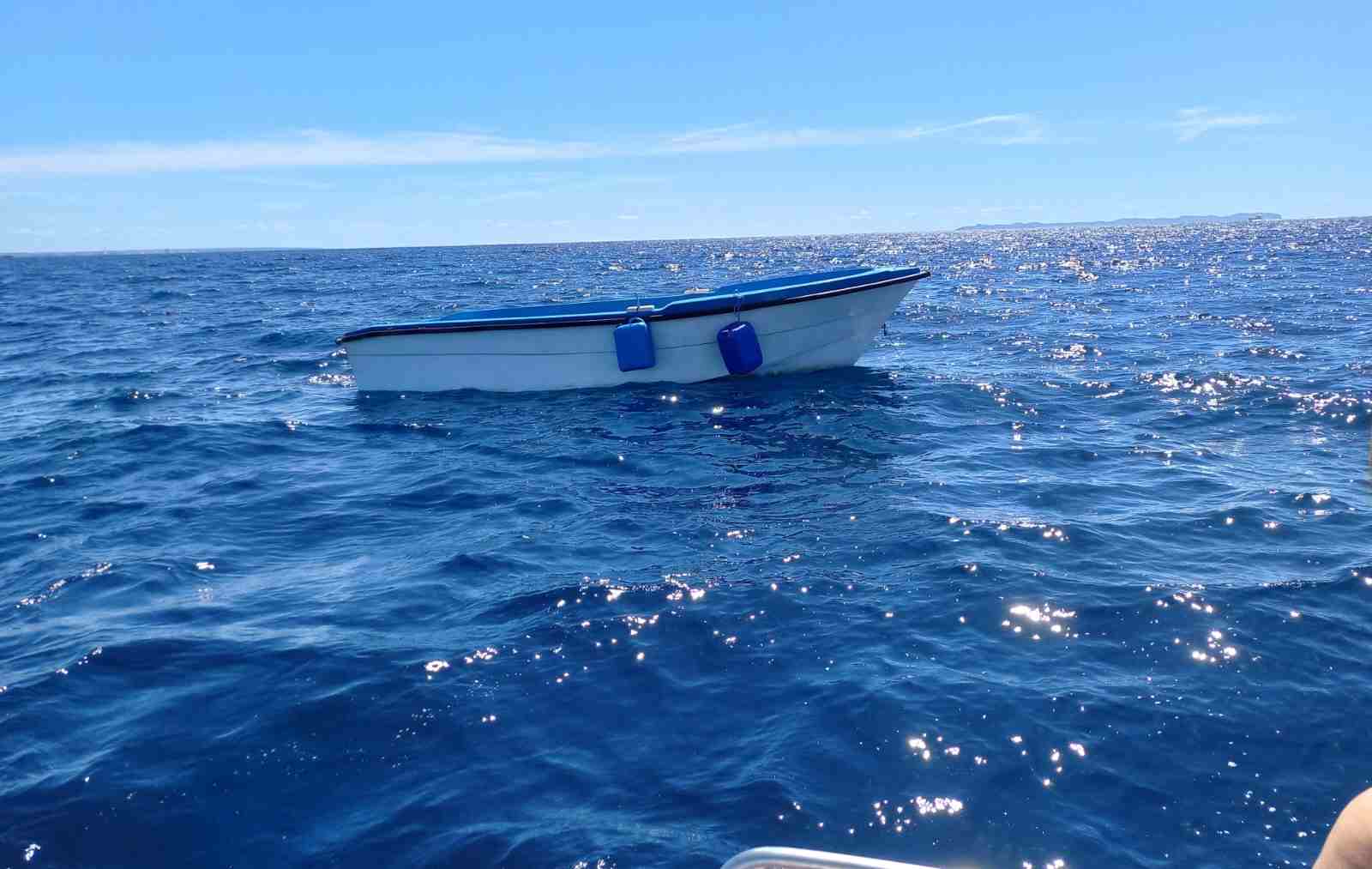 Un grupo de pescadores encuentra una patera a la deriva en aguas de Cala Pi