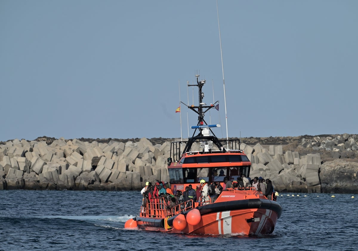 Salvamento rescata a 2 hombres al norte de Bojador de una zódiac hundida