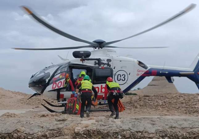 Rescate en Vallcebre: Bombers de la Generalitat evacuan a persona herida en barranquismo con helicóptero.