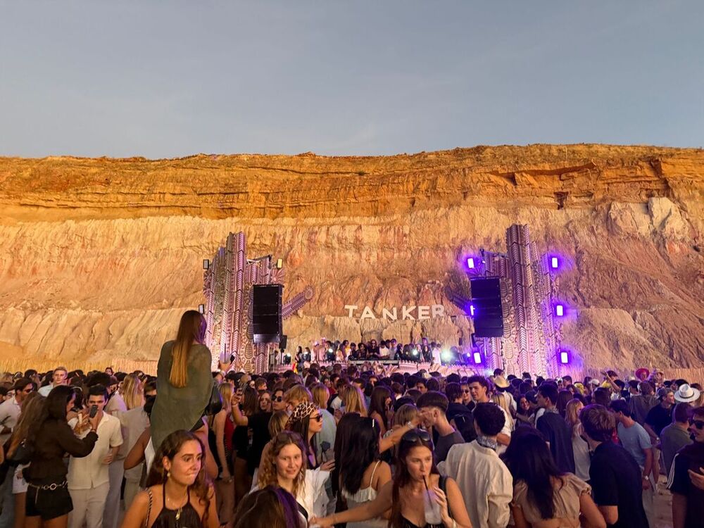 Denuncian un robo de 25.000€ en material tras una macrofiesta