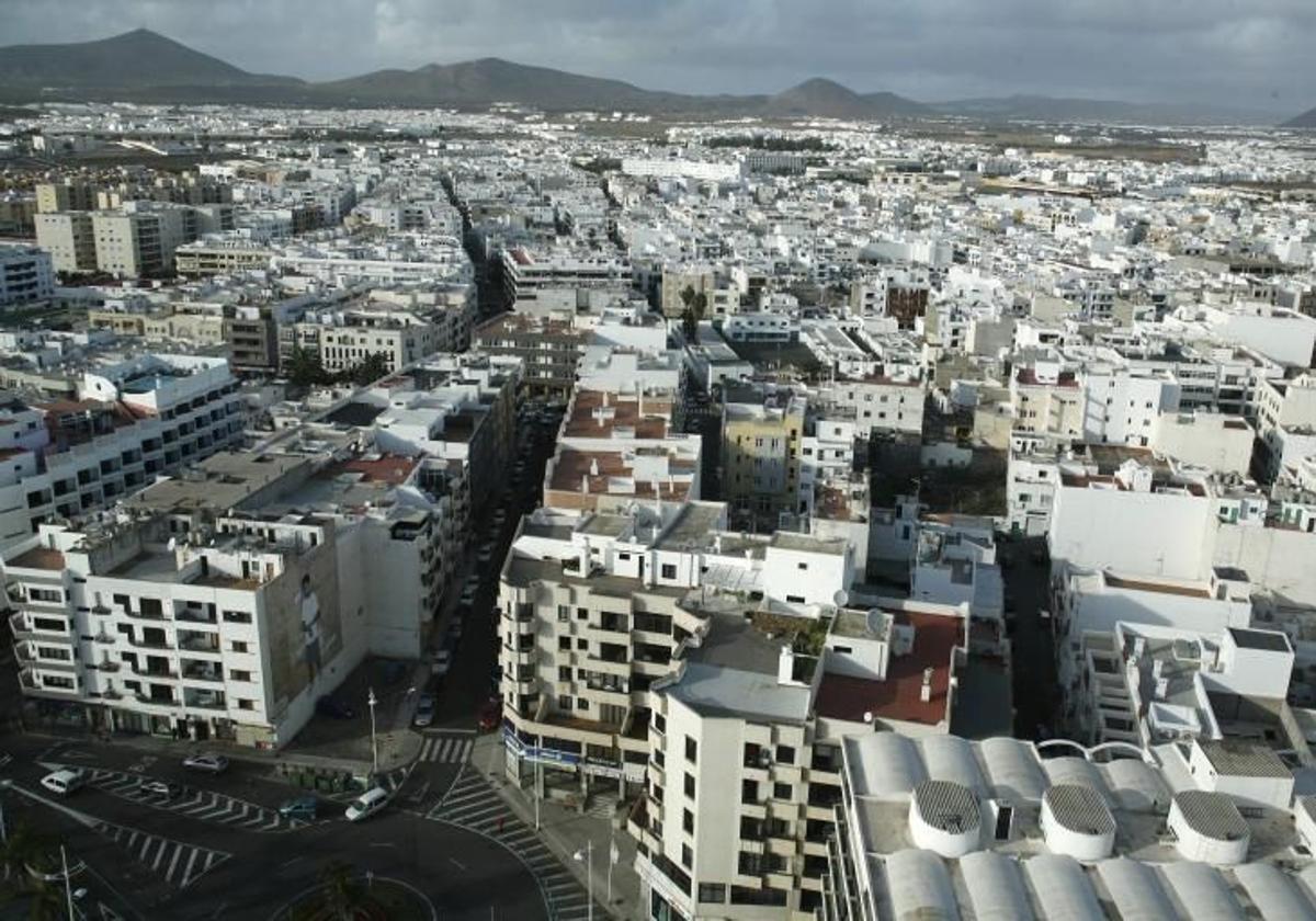 Fallece un pintor en Arrecife tras caerse a la vía pública