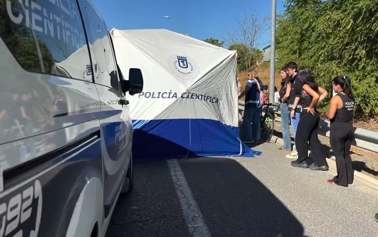 Muere un ciclista tras chocar contra un camión de limpieza en Barajas