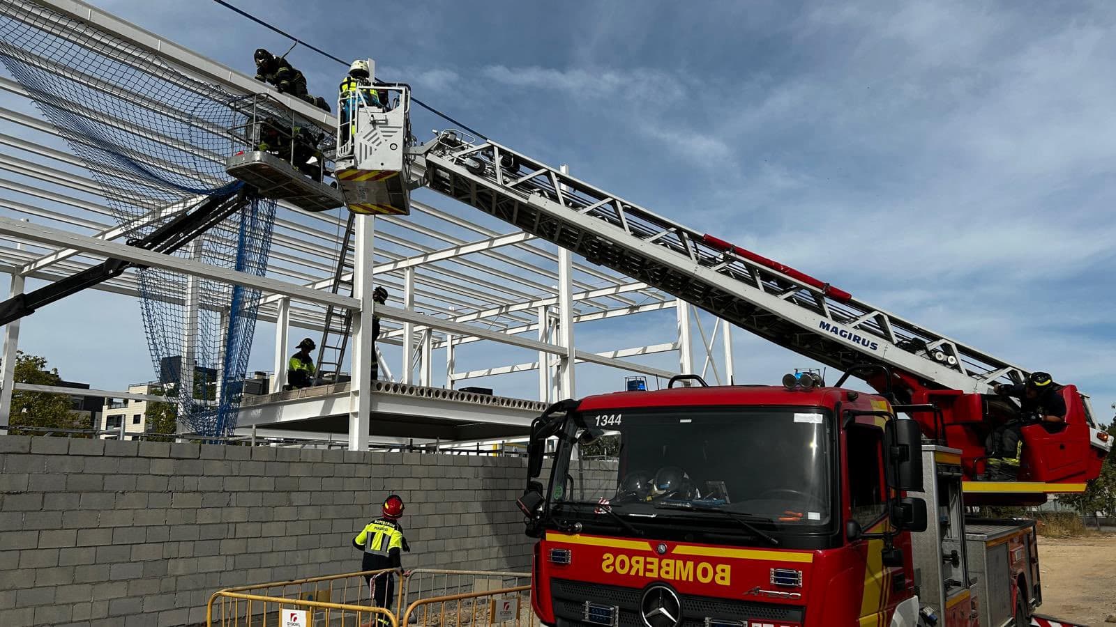 Trágico accidente laboral en Barajas: ha muerto un obrero de 39 años
