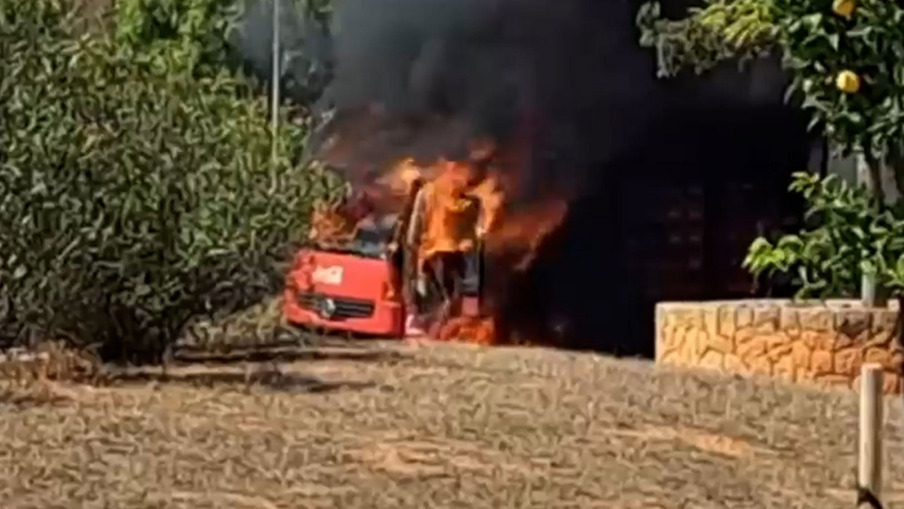 Alarma en Son Ferriol al incendiarse un camión de reparto en plena calle