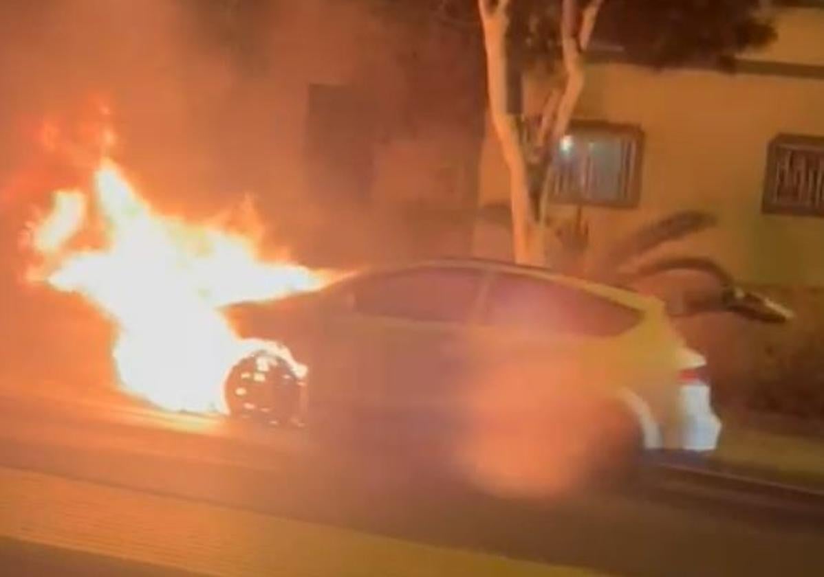 Un vehículo arde en llamas en Las Palmas de Gran Canaria
