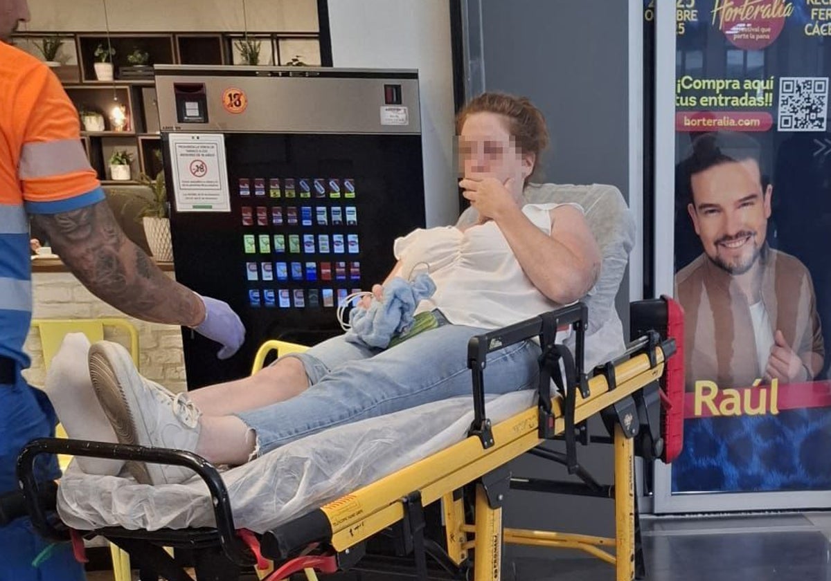 Una joven madre resulta herida tras desprendimiento de elemento decorativo en centro comercial de Cáceres