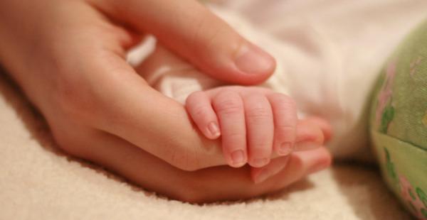 Una pareja de Punta Umbría en libertad provisional por la muerte de su bebé