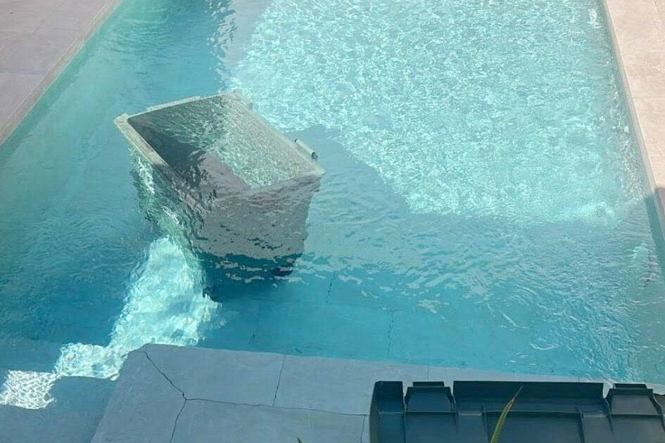 Vecino de Matalascañas encuentra un contenedor de basura arrojado a su piscina: un acto vandálico que indigna al Ayuntamiento.
