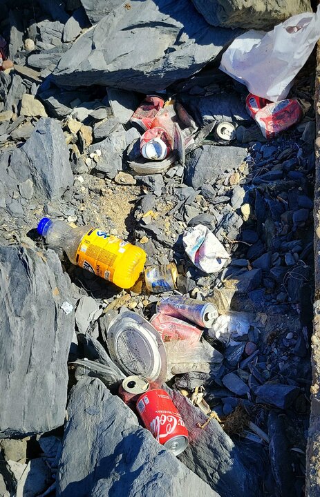 Basura de los pescadores en el Espigón de Punta Umbría: Fuente: Facebook de Quique Bolsitas