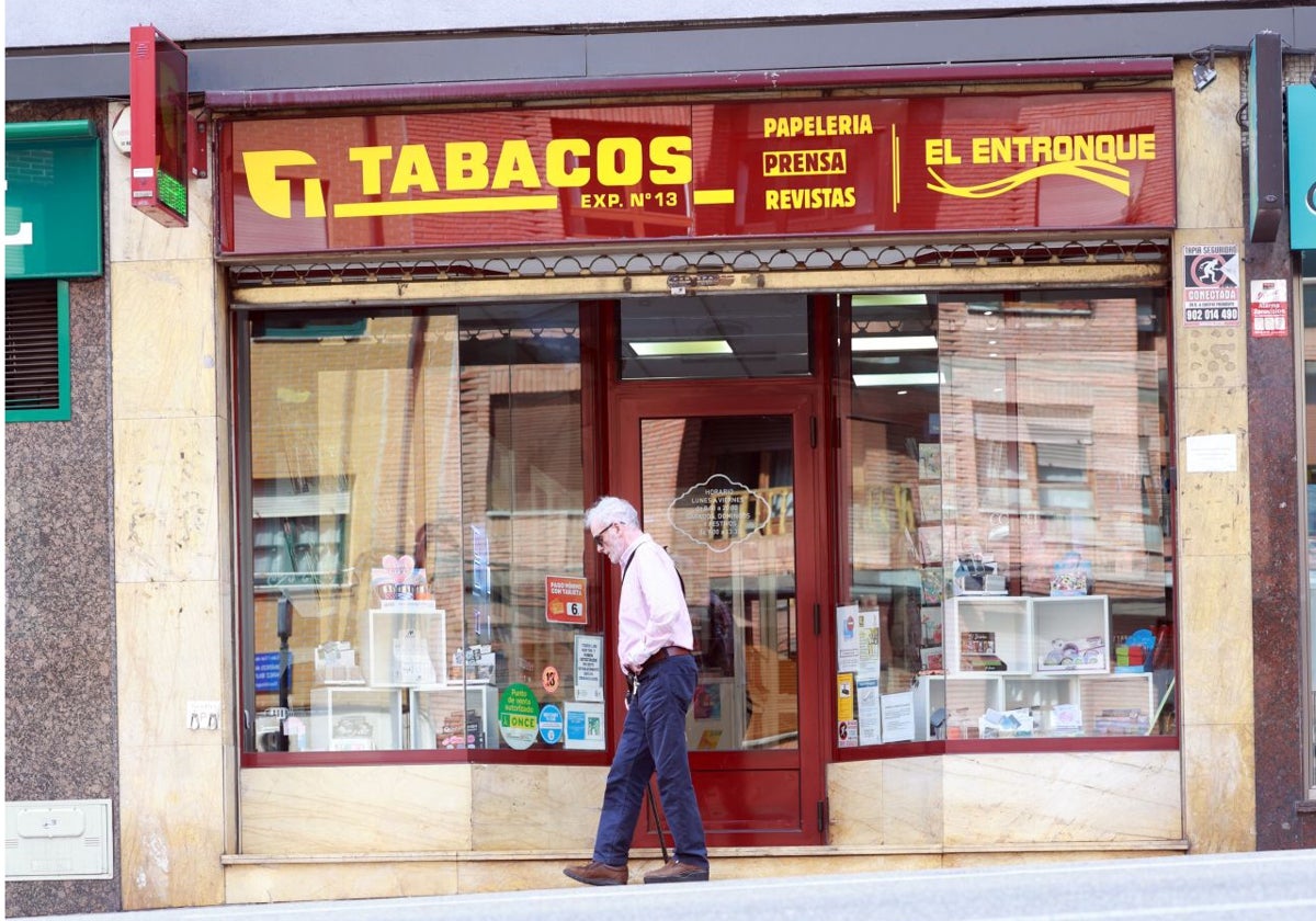 Atraco a un estanco en Oviedo: «Tiraron al suelo a un cliente y le dieron patadas en al cabeza»