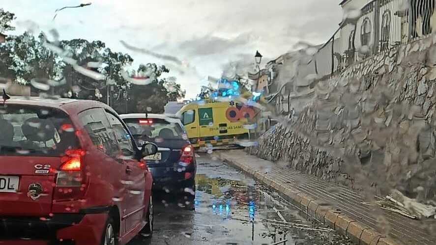 El temporal deja un herido en Gibraleón: le cae encima la estructura de una terraza