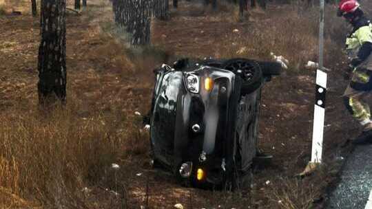 Así ha quedado un vehículo tras un accidente en la carretera A-486 a su paso por San Juan