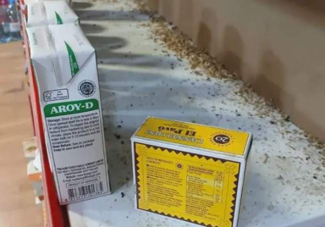Estantería sucia en el supermercado Guàrdia Urbana Estantería sucia en el supermercado Guàrdia Urbana