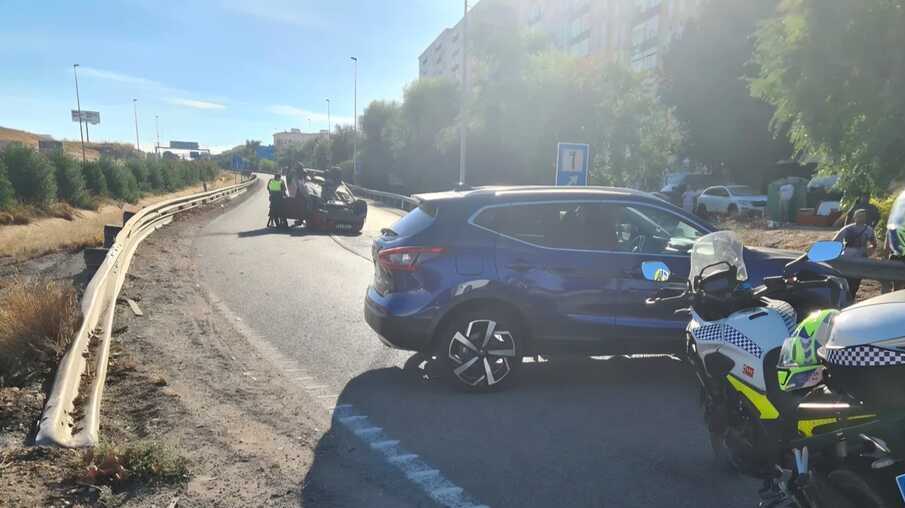 Un coche vuelca en la rotonda de La Orden y provoca el corte del acceso a la H-30