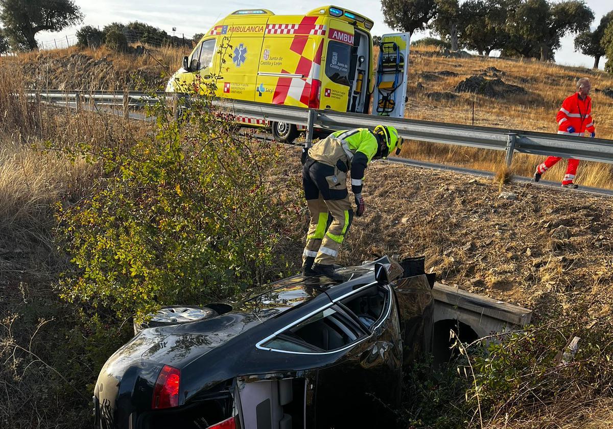 Atrapadas varias personas en el interior de un vehículo que dio varias vueltas de campana en la provincia de Salamanca