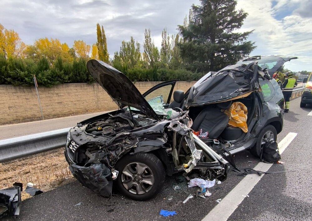 Excarcelan a un hombre de un coche tras un choque en Cigales