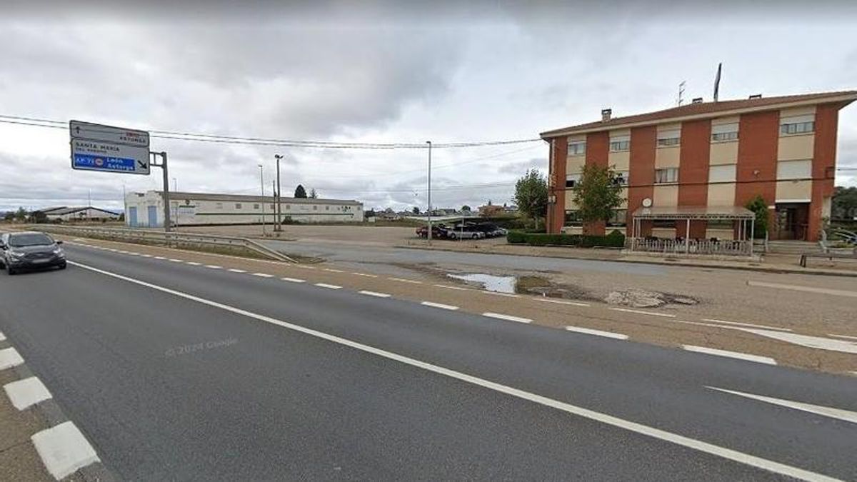 Hostal Alto Páramo, en Villadangos del Páramo, al pie de la carretera Nacional 120.