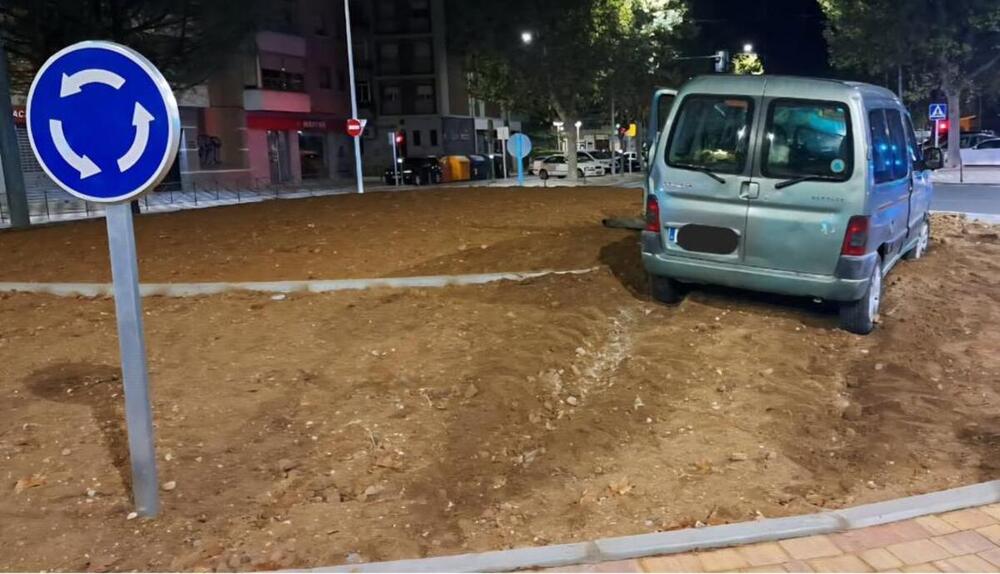 Un coche se sale de la vía en la rotonda de Hermanos Becerril