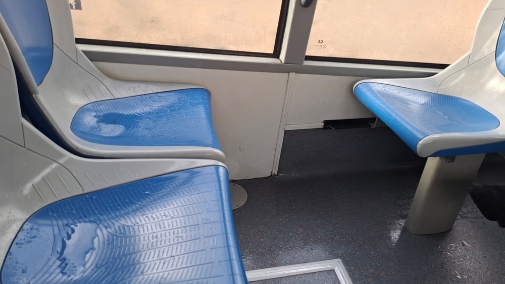 Las goteras de un autobús urbano inutilizan seis asientos