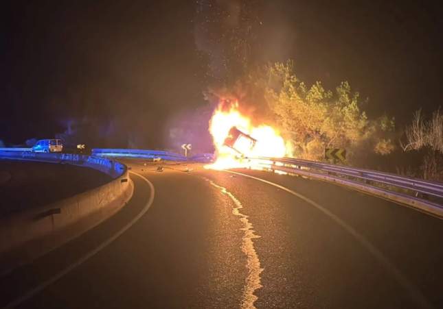 Agentes de la Policía Local de Santa Coloma de Gramenet salvan a tres personas de morir quemadas en un accidente en Malgrat de Mar