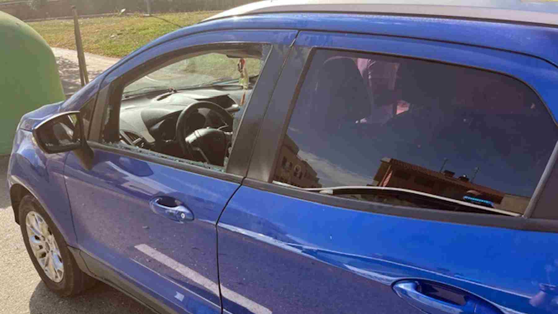 Rompen la ventanilla de un coche para rescatar a un bebe atrapado en el interior en un pueblo de Navarra