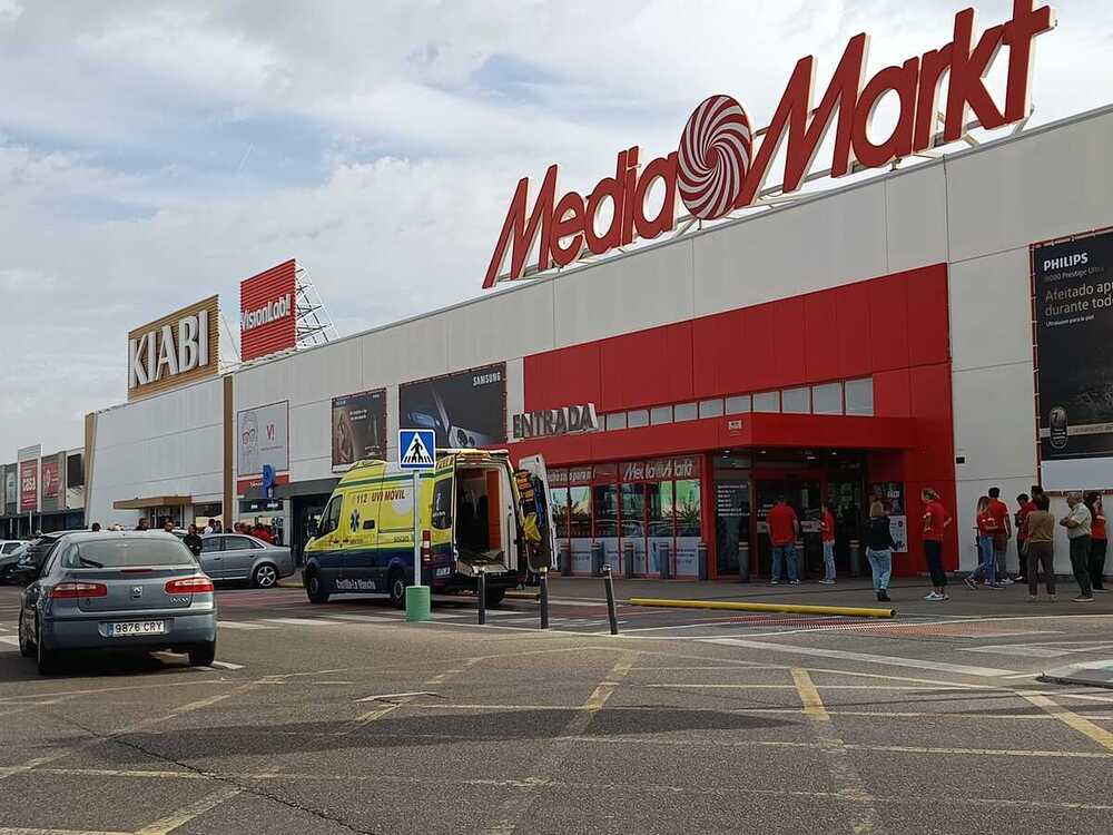 Atraco a mano armada en MediaMark del centro comercial La Abadía: asaltantes huyen con dos cajas de material