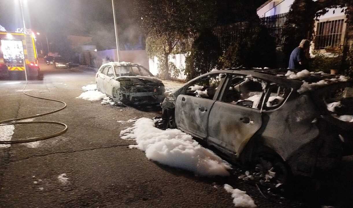 Varios coches calcinados tras incendios de madrugada en Mazagón