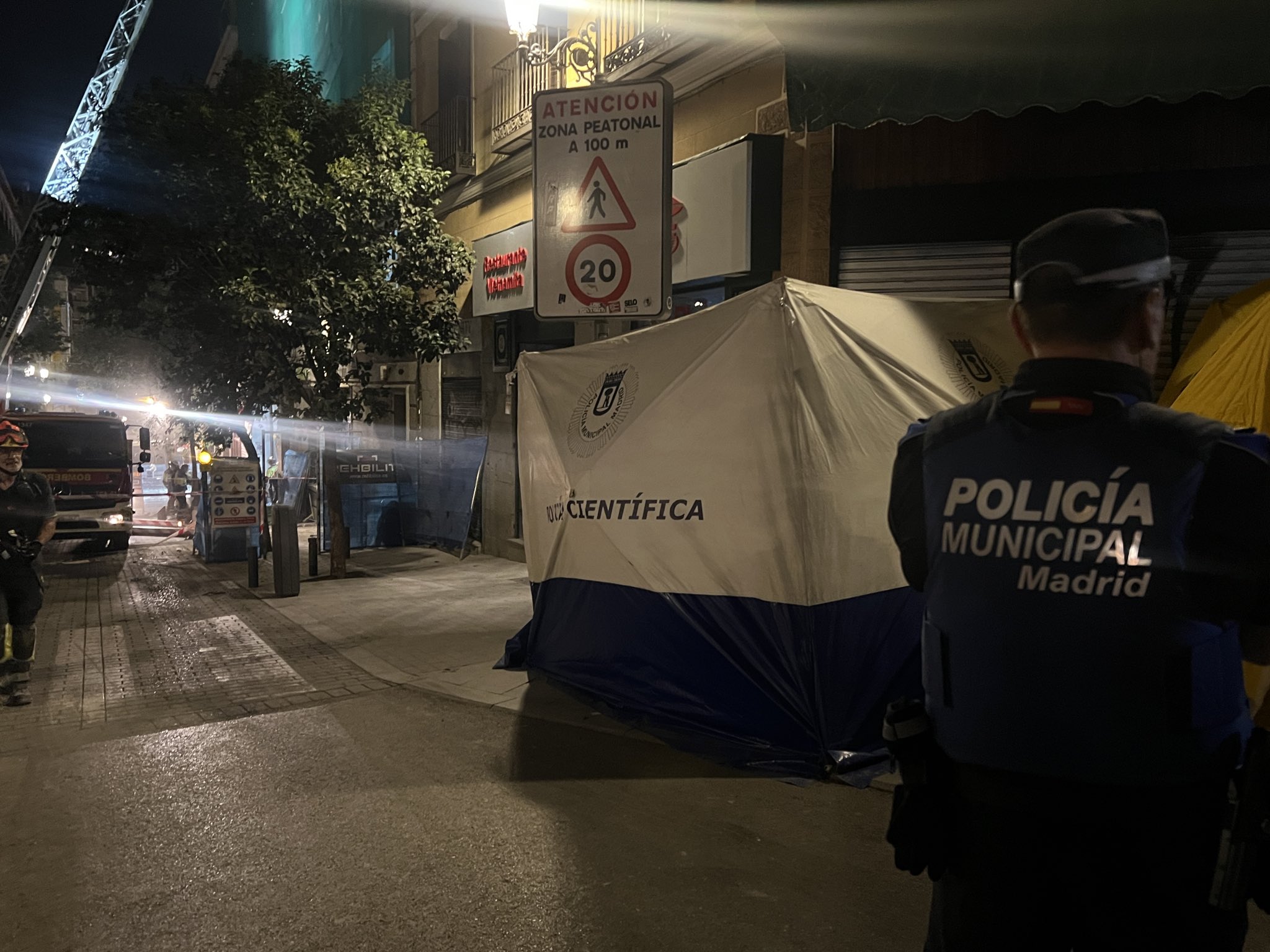 Bomberos rescatan los cuerpos sin vida de los desaparecidos en el derrumbe del edificio de la calle Hileras en Madrid