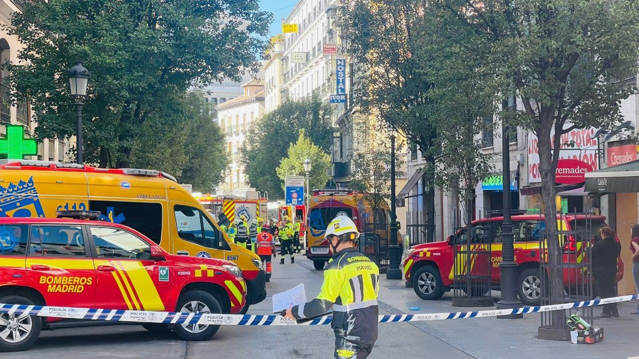 Los bomberos tratan de evitar el colapso de la fachada del edificio derrumbado en Madrid