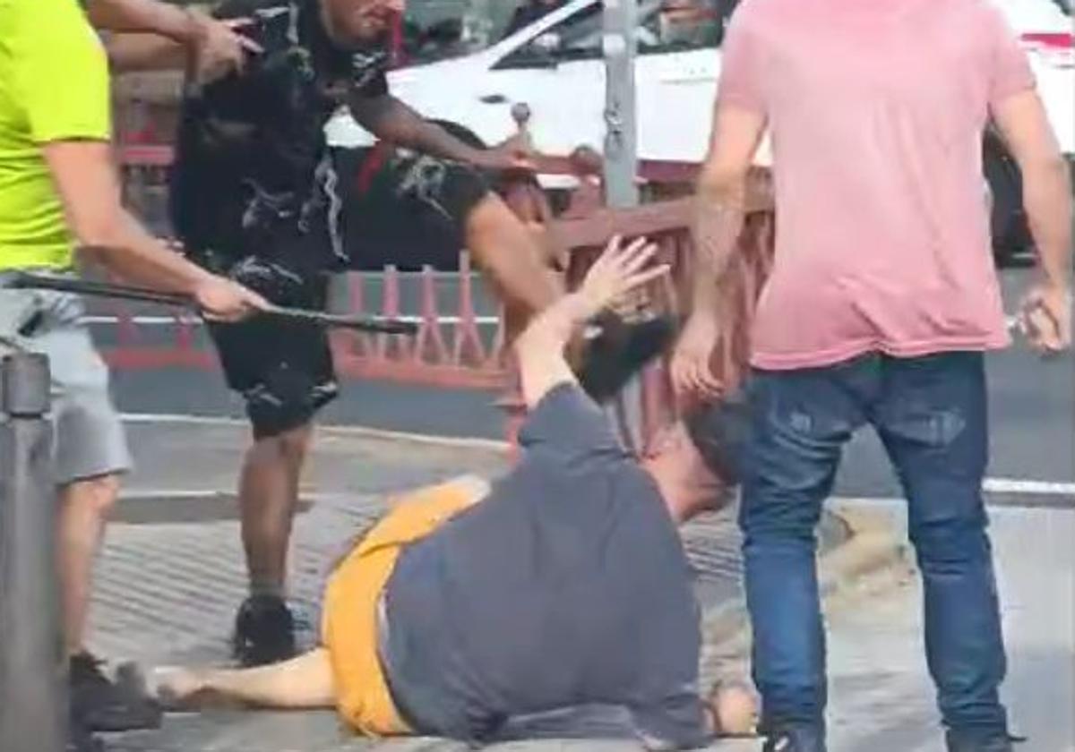 Brutal agresión en Las Palmas de Gran Canaria: dos hombres golpean a una víctima frente al Teatro Pérez Galdós