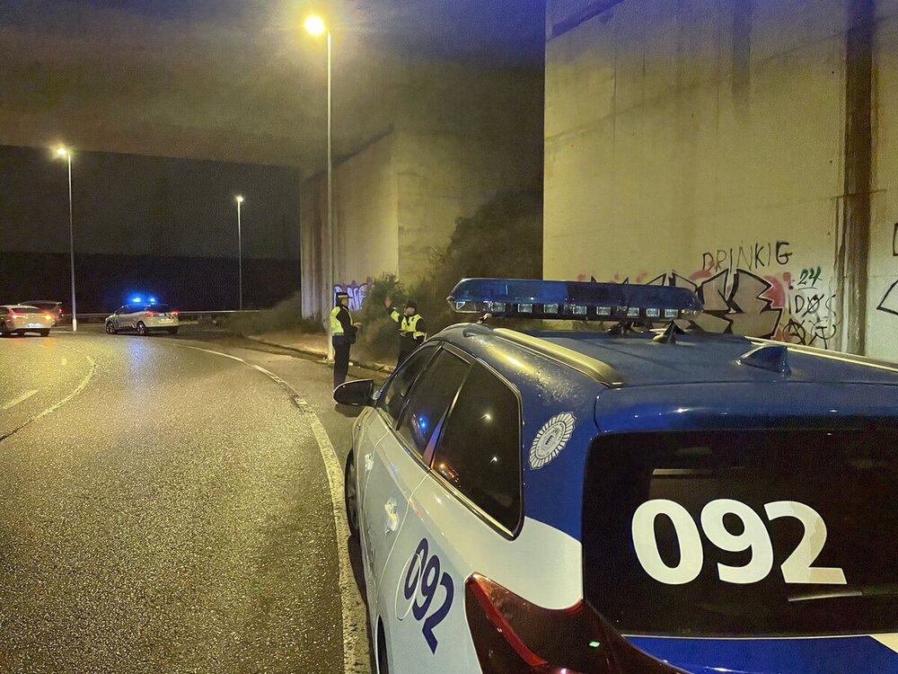 Camión vuelca en la VA-30 a la altura de La Overuela, obligando al corte de la vía en dirección Palencia