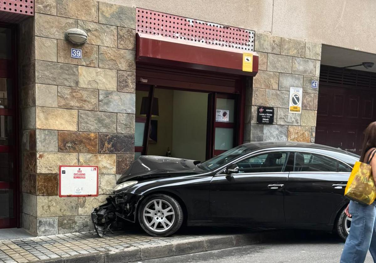 Un coche se empotra contra la fachada de una peluquería en la calle Pelayo de Las Palmas de Gran Canaria